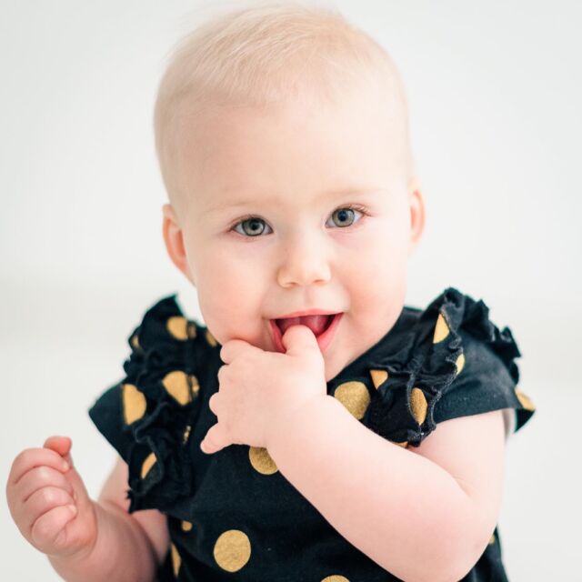 Yay, it’s Friday again. My favourite day of the week. Have a happy weekend🌸#babyfotografie #babyphotography #whitestudio #babyfotograf #simplybaby #naturalbaby #rotenburgwümme#timelessbaby #babyfotografbremen